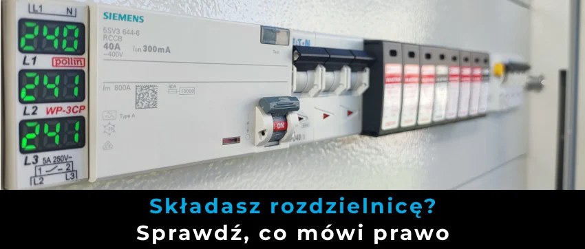 Rozdzielnica nn z aparaturą modułową, grafika zapowiadająca artykuł o odpowiedzialności elektryka za prefabrykację rozdzielnic i wymaganiach PN EN IEC 61439.
