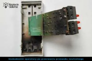 Skutki upalonego zera w instalacji elektrycznej Uszkodzona aparatura elektryczna po wystąpieniu upalonego zera i pojawieniu się nieprawidłowego napięcia w instalacji