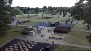 Monitoring miejski godzina 21:02 Plac zabaw objęty monitoringiem miejskim przy pogarszających się warunkach oświetlenia.