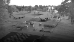 Monitoring miejski godzina 21:34 Plac zabaw objęty monitoringiem miejskim przy złych warunkach oświetlenia.