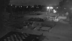 Monitoring miejski godzina 22:10 Plac zabaw objęty monitoringiem miejskim przy złych warunkach oświetlenia.