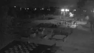 Monitoring miejski godzina 22:31 Plac zabaw objęty monitoringiem miejskim w nocy.