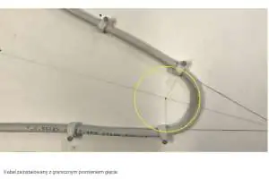 Kabel U/UTP zainstalowany z granicznym promieniem gięcia Przykład skrętki komputerowej U/UTP z granicznym promieniem gięcia