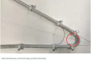 Kabel teleinformatyczny U/UTP z przekroczonym minimalnym promieniem gięcia Skrętka komputerowa U/UTP zgięta poniżej minimalnego promienia gięcia