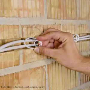 Instalacja elektryczna - mocowanie przewodów w bruzdach Mocowanie kabli w bruzdach instalacji elektrycznej