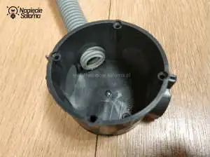 Puszka wiatroszczelna z wprowadzonym peszlem.