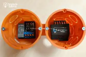 SwitchBox (po lewej) i dimmerBox (po prawej) bez problemu mieszczą się w puszce łączeniowej Elementy systemu Inteligentnego Domu w puszce łączeniowej