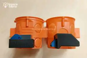 Elementy Blebox (switchBox i dimmerBox) na tle puszki standardu 60 mm Elementy systemu Smart Home Blebox na tle puszek montażowych