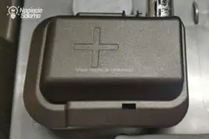 Klema plusowa pod bezpiecznik MegaVal z zamkniętą pokrywą Klema plusowa pod bezpiecznik MegaVal z pokrywą