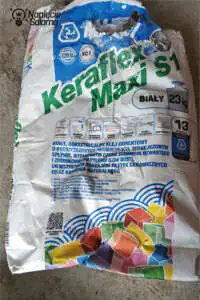 Kable grzejne można pokryć elastycznym klejem KERAFLEX MAXI S1 Mapei KERAFLEX MAXI S1 do pokrycia kabla grzejnego
