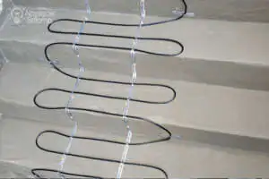 System przeciwoblodzeniowy schodów zewnętrznych Ogrzewane schody - kabel grzejny przymocowany do taśmy montażowej