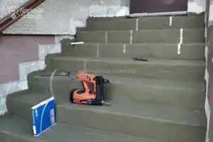 Przygotowanie taśmy montażowej do przymocowania kabli grzejnych DEVI System przeciwoblodzeniowy - montaż taśmy montażowej do przymocowania kabli grzejnych