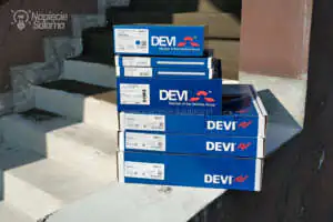 Elektryczny system przeciwoblodzeniowy DEVI System przeciwoblodzeniowy na ogrzewane schody DEVI DEVIreg 850 i kable grzejne