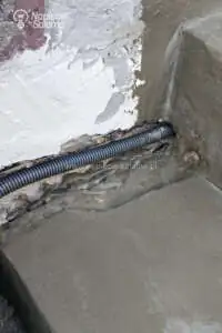 Należy przygotować miejsce do umieszczenia mufy łączącej kabel grzejny z zasilaniem Ogrzewane schody - przygotowanie miejsca na połączenie kabli grzejnych z przewodem zasilającym