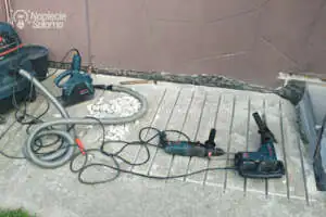 Wytyczenie tras montażu kabla grzejnego na podejściu do schodów Wycięcie bruzd do montażu kabla grzejnego w polu montażu czujnika gruntowego DEVI