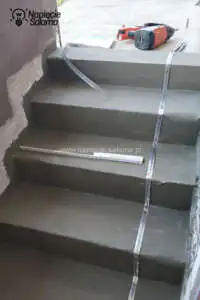 Kable grzejne mocujemy do podłoża za pomocą taśmy montażowej Jak samemu wykonać montaż podgrzewanych schodów?