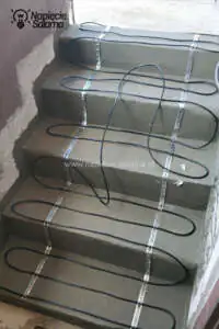 Wstępne rozłożenie kabli grzejnych na ogrzewanej powierzchni Ogrzewane schody - kabel grzejny należy wstępnie rozłożyć i wprowadzić ewentualne korekty
