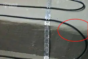 Szczegół montażowy przejścia kabla grzejnego przez krawędź stopnia Prowadząc kabel grzejny należy zaokrąglić krawędź schodka w miejscu przejścia kabla