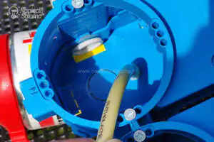 Puszka do elektroniki SE2x60D i SE2x60G Simet - osadzanie na pianę Puszka do elektroniki SE2x60D i SE2x60G Simet - otwór do wprowadzania piany