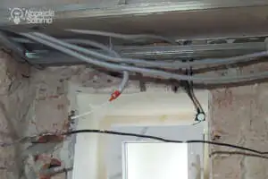 Instalacja elektryczna w łazience przewody przygotowane do montażu podwieszanego sufitu