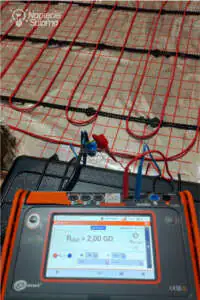 Instalacja elektryczna w łazience - pomiar rezystancji izolacji kabli grzejnych
