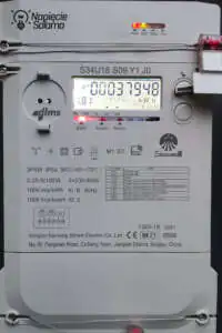Licznik energii z odczytem mocy biernej kvar i energii czynnej kWh w instalacji trójfazowej